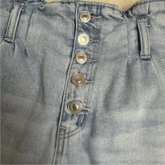 American Eagle Mom Short Paper Bag Light Wash Denim Jean Button Women’s Size 6 - Picture 2 of 12